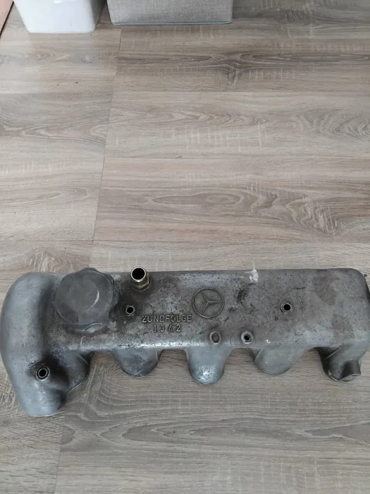 Car part (1) - Mercedes-Benz - Couvercle de culasse