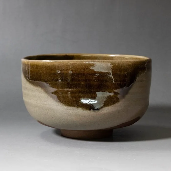 Chawan Tea Bowl with Brown and Beige Glaze - Ceramic - Hachizan Takatori (十三代 髙取八山, b. 1960) - Japan - Shōwa period (1926-1989)