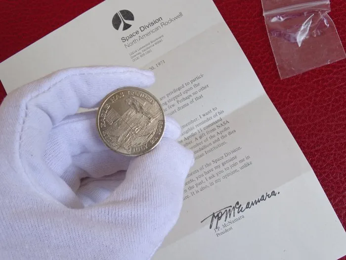 Medaillion Apollo 11 - metal taken from the Apollo XI command and lunar modules - 1960-1970