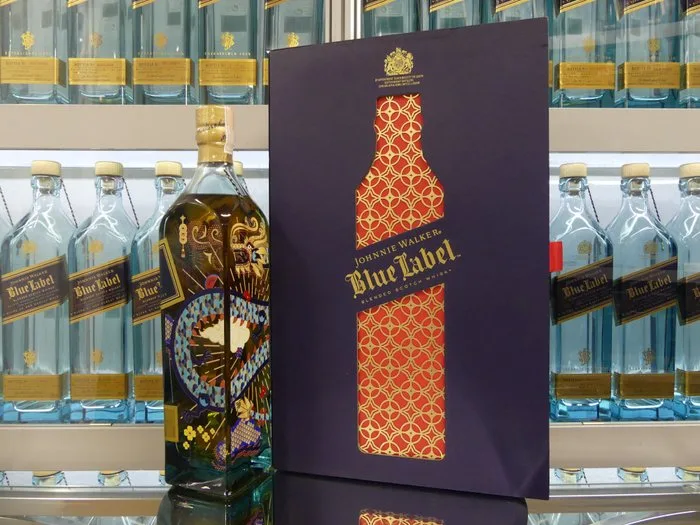 Johnnie Walker Blue Label Celebrating The Tet Dragon from Vietnam Limited Edition Design Gift Box - b. 2022 - 750ml