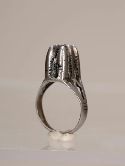 Fulani / Peul Ring – West Africa – low-grade silver – architectural mosque-like motif