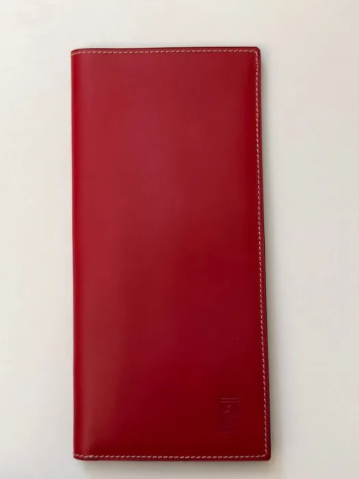 Badge - Ferrari - Un lungo portafoglio rosso in vera pelle, utilizzabile anche come portapassaporto/borsa - 1990