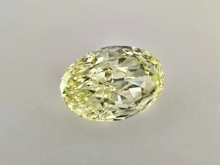 1 pcs Diamond (Natural coloured) - 1.41 ct - Oval - Fancy light Yellow Yellow - SI2 - International Gemological Institute (IGI) - ( NATURAL )