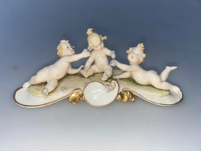 Statue, Giuseppe Cappè putti che giocano su prato larghezza 17cm - 6.5 cm - Porcelain - 1958