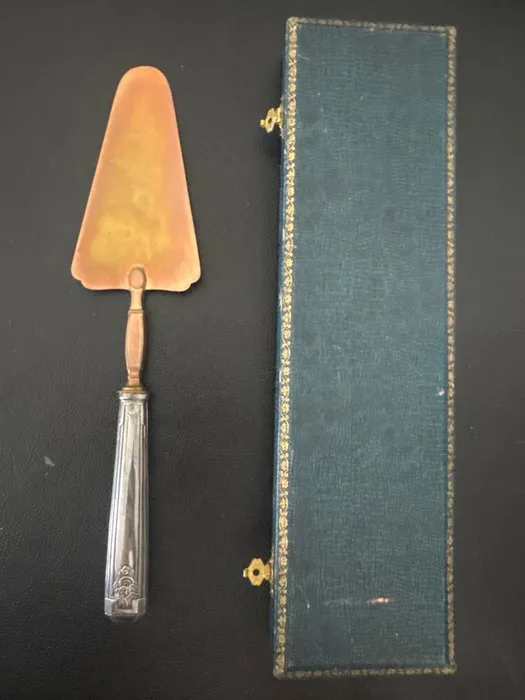 Cake knife -.950 silver - Ornate cake server with an antique case