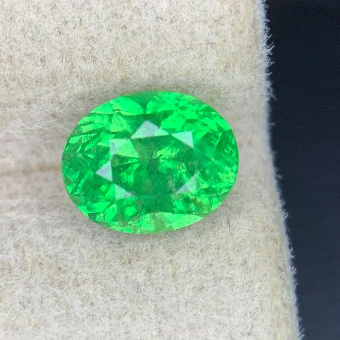 1 pcs Green Tsavorite - 2.15 ct - International Colored Gemstone Association (ICA GemLab)