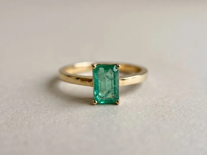 Ring - 14 kt. Yellow gold - 1.16ct. tw. Emerald