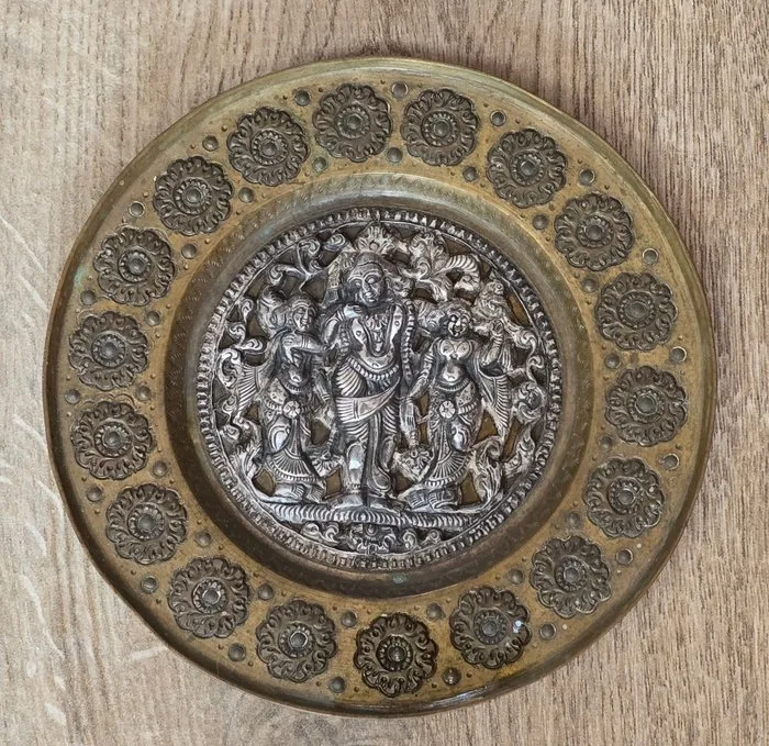 Fine repousee plate with religious figures in silver in the centre panel - Tanjore - Copper & Silver - India - Late 19th - early 20th century