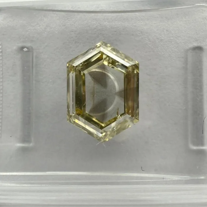 1 pcs Diamond (Natural coloured) - 2.39 ct - Fancy Greyish, Greenish Yellow - SI2 - International Gemological Institute (IGI) - Hexagonal Shape