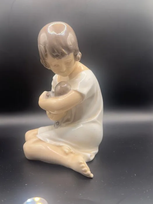 Royal Copenhagen - Ada Bonfils - Statuette, Menina com Boneca - 13 cm - Porcelain