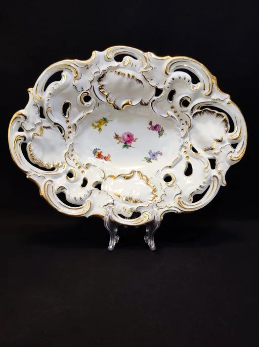 Meissen - Dish - 32x24,5 cm Prunkschale Streublümchen mit Goldstaffage und Rocaille Relief - Porcelain - Pfeifferzeit