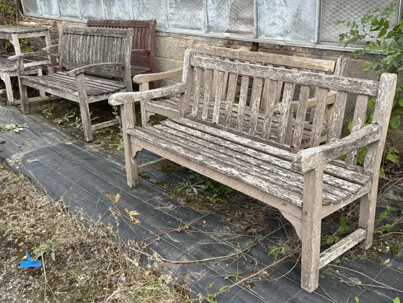 Two pairs of teak benches The teak benches with slatted backs