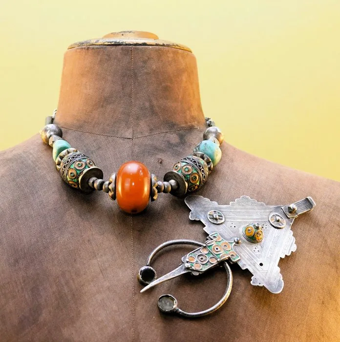 Ancient Amazigh (Berber) bridal jewelry from the Ait Ouaouzguite tribes. - Silver, Amber - Morocco - Early 20th century