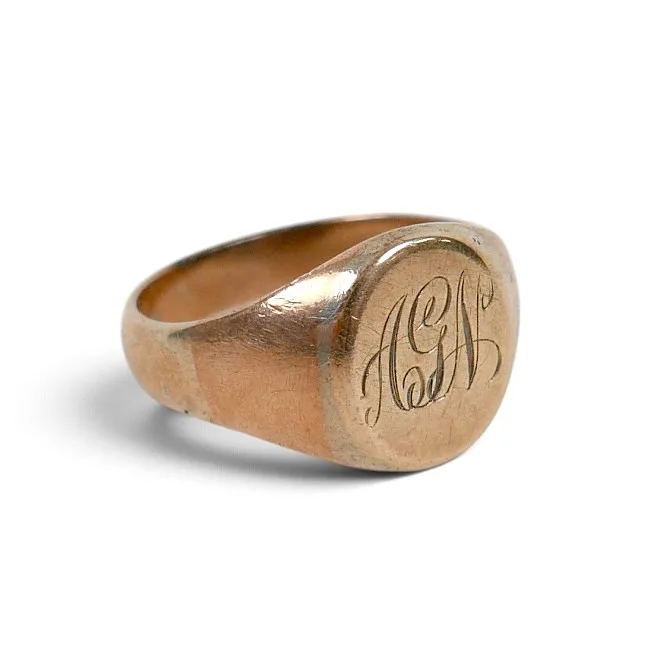 A 9CT Gold Signet Ring