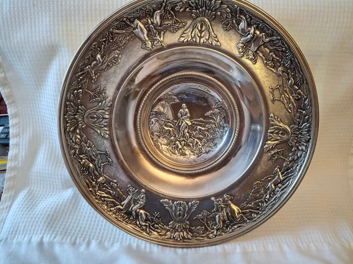 Dish - Grote (diameter 30 cm) en diepe ronde schaal gedecoreerd met Jachttafrelen,In uitstekende staat, -.925 silver - Great Silver Bowl