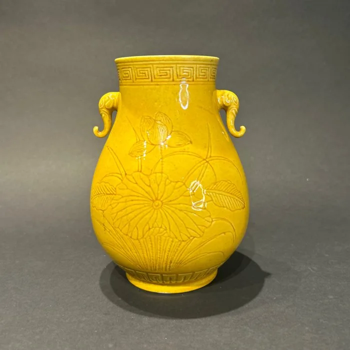 Plate - Porcelain - Yellow deerhead vase