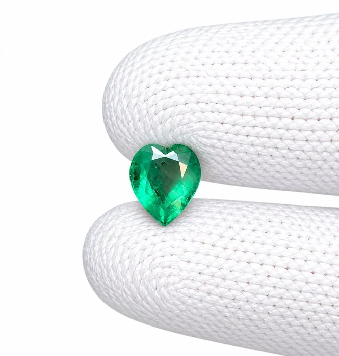 1 pcs Emerald - 4.07 ct - International Gemological Institute (IGI) - UNIQUE HEART CUT