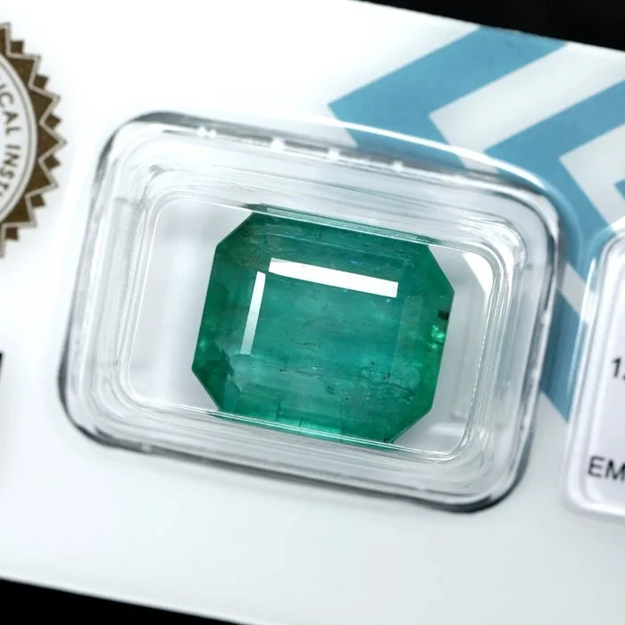 1 pcs Green Emerald - 12.85 ct - International Gemological Institute (IGI)