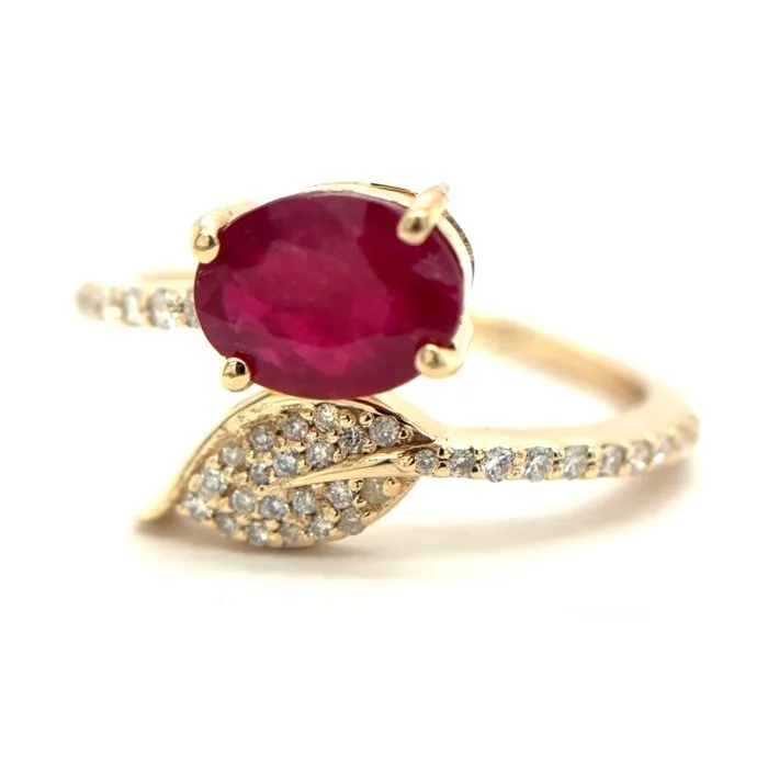 Ring - 14 kt. Yellow gold - 1.76ct. tw. Ruby - Diamond