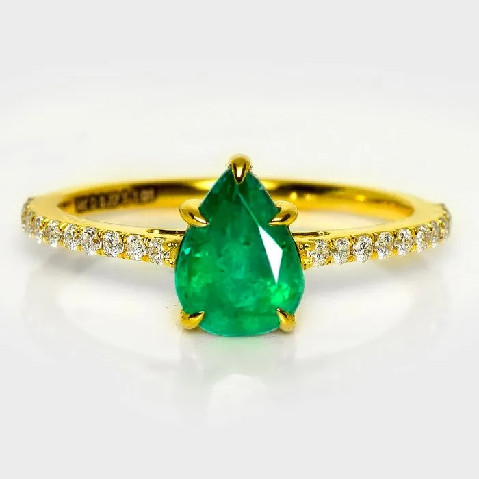 Ring - 14 kt. Yellow gold, IGI 1.01 ct Zambia Green - 1.23ct. tw. Emerald - Diamond