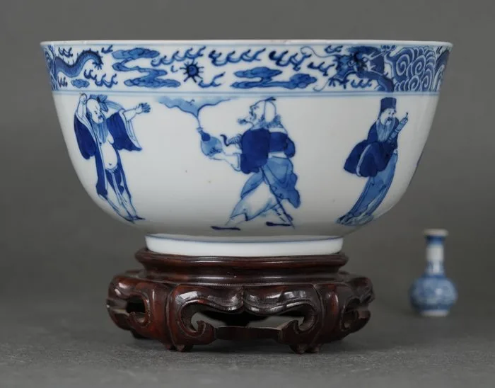 Daoguang (1820-1850) - Bowl - Eight Sages and Immortals - Two Dragons Chasing the Flaming Pearl - Marked with Two Characters - Porcelain - Bleu de Hue