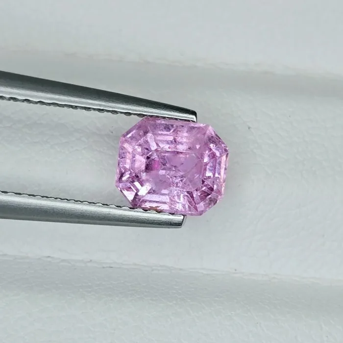 Pink Sapphire - 1.63 ct - International Gemological Institute (IGI) - Unheated Gem