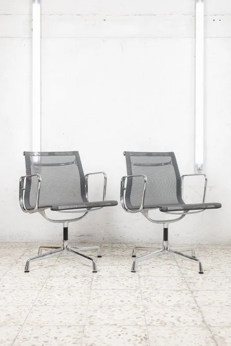 Vitra - Charles & Ray Eames - Office chair (2) - Aluminium Chair EA 108 - Aluminium, Mesh