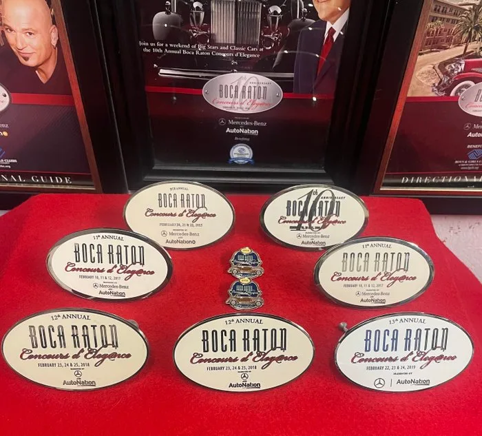 Bonnet ornament (9) - Original und offiziell - Badge Concourse d' Elegance - Boca Raton - Florida - 7 x Badge - und 2 x Member Pins. 2015 - 2019 - Alles nicht im Handel erhältlich. - After 2000