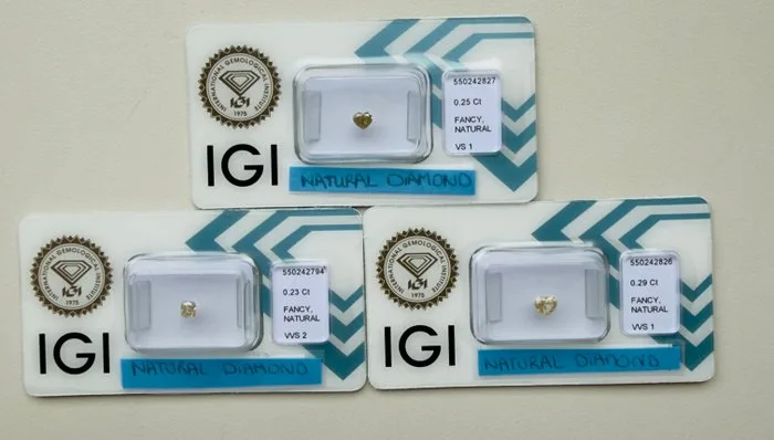 3 pcs Diamond (Natural coloured) - 0.77 ct - Cushion - Fancy light Brownish Yellow - VS1, VVS1, VVS2 - International Gemological Institute (IGI)
