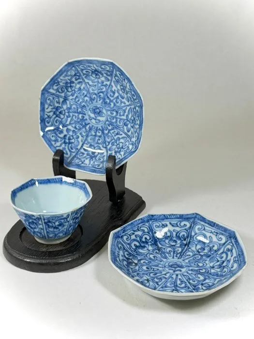 Tea cup and two saucers - Porcelain - China - Kangxi (1662-1722)