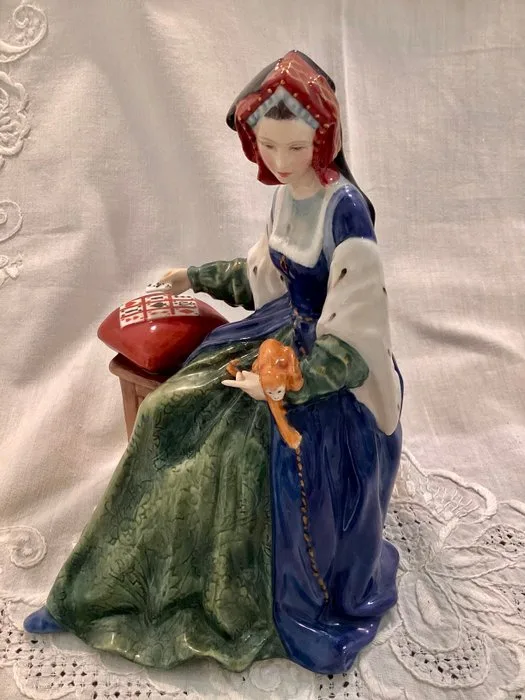 Royal Doulton - Pauline Parsons - Figure - Catherine of Aragon - Henry VIII and his six wives - English fine China