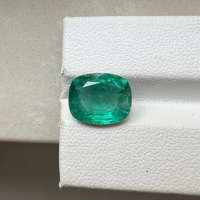 1 pcs Green Emerald - 3.65 ct - International Gemological Institute (IGI) - ZAMBIA