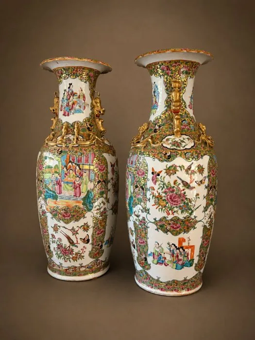 A pair of large Chinese Canton famille-rose vases – probably 19th century - Porcelain - China - Qing Dynasty (1644-1911)