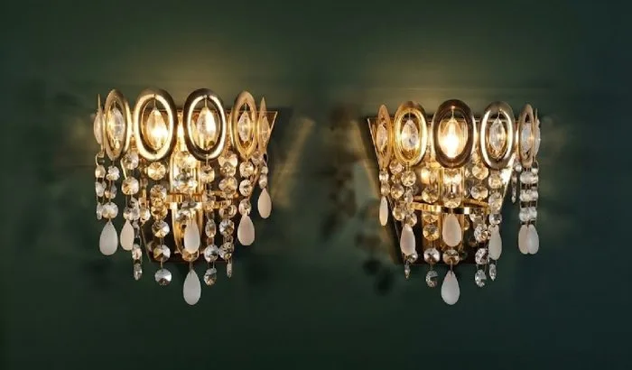 Prachtige set van 2 Italiaanse Hollywood Regency wandlampen / wandkandelaars (Marolux, Bergamo) – - Lamp (2) - Glass, Gilded metal / brass, polished crystal glass and frosted glass (frosted glass)