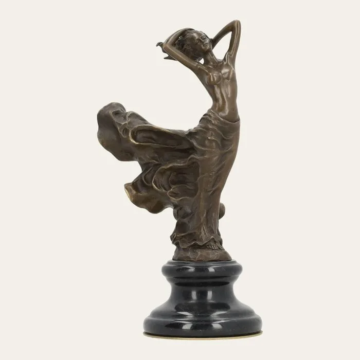 Figurine - Dame in de wind - Bronze, Marble
