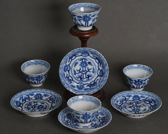 Kangxi Mark, Qing Dynasty - Saucer (8) - Conjoined Chrysanthemum and Hibiscus - Geometrical Waves - All Kangxi Marked - Fluted - 8 Pieces - Porcelain - Serrated Cups and Saucers