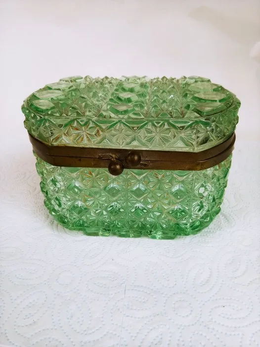 Baccarat - Jewellery box - Baccarat glass - Snuffbox Uranium Glass