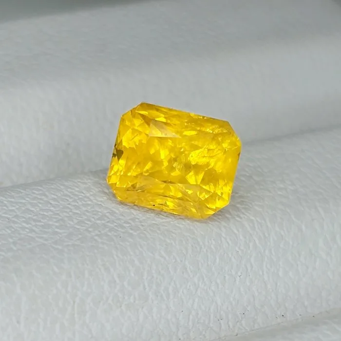 Yellow Sapphire - 2.10 ct - Gemological Science International (GSI) - Srilankan MIned Gem