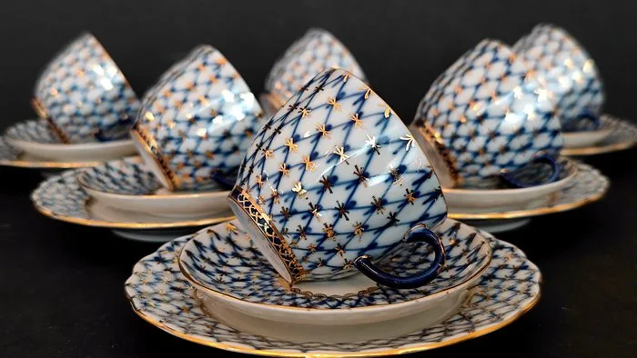 Lomonosov Imperial Porcelain Factory - Pattern: Cobalt Net Pattern designer: A. Yatskevich Shape: Tulip Shape designer: S. Yakovleva - Coffee set for 6 (18) - HAND PAINTED. Embellished with 22-karat gold. - hard-paste