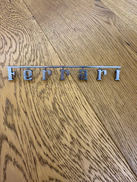Emblem - Ferrari - Scritta Ferrari 1970-95 sul cofano posteriore del bagagliaio 250 275 308 328 348 355 330 246 612