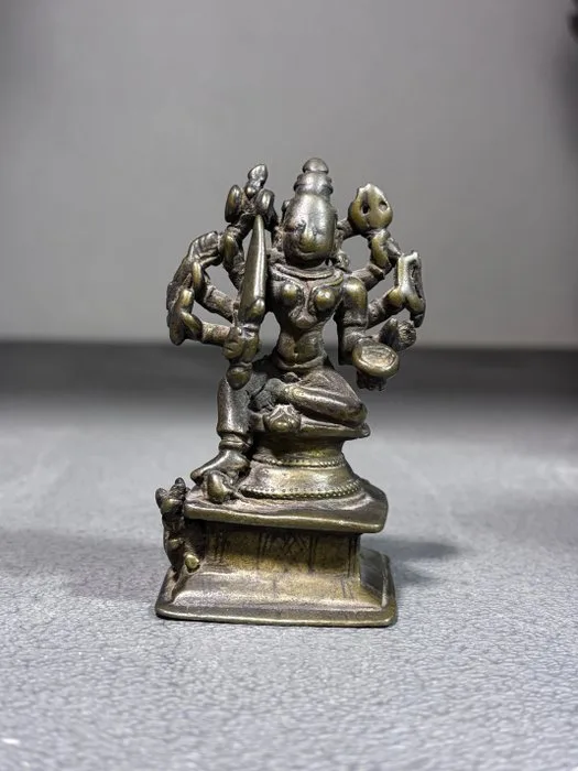 Magnificent bronze sculpture of Durga. - Bronze - India - 17th - 18th century