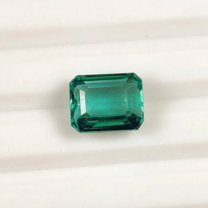 1 pcs Green, Blue Emerald - 2.44 ct - International Gemological Institute (IGI) - Eye Clean !
