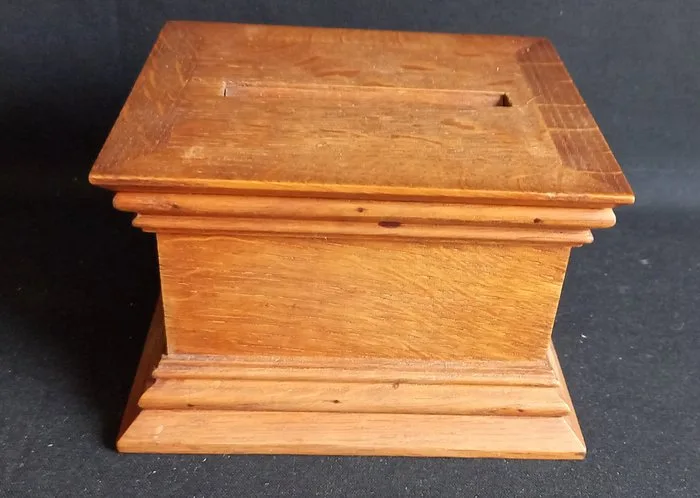 Cigarette case - Oak - Art Deco cigarette box