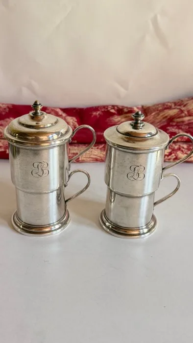 Centrepiece (2) - Pair of Silver-Plated Infusion Mugs · Ornate Monogram Early 80th Century - Silverplated