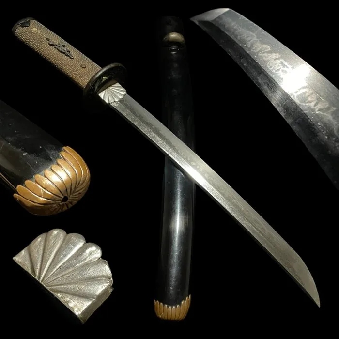 Sword - Japan - Antique Nihonto, Amazing Hamon Tanto, Chrysanthemum Kojiri and Habaki, Edo period mumei