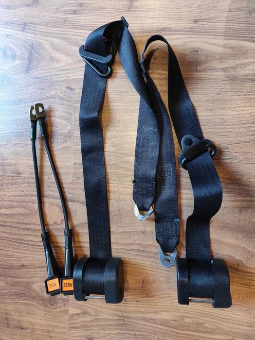 Ferrari 365 GT4 2+2, 400 GT, 400i Seat belt set (front seat set) - Ferrari - very rare in excellent condition
