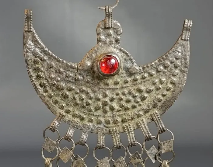 Low-grade silver (or traditional-use silver alloy / Alpaca), red molded glass - Pendant - Bedouin pendant