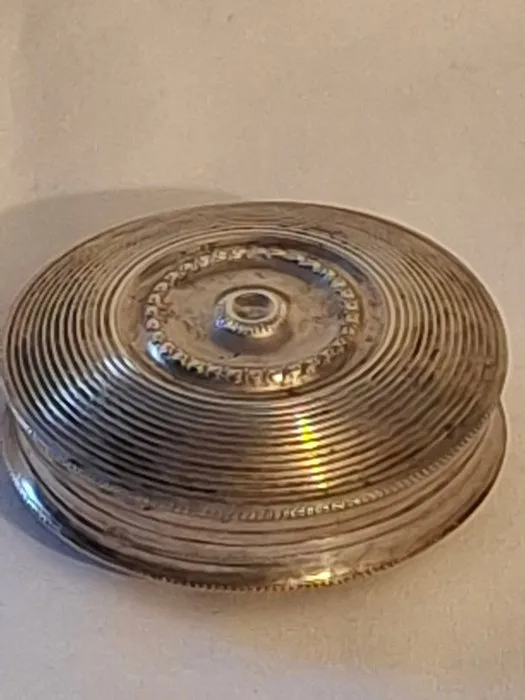 Peppermint box - Antique round silver peppermint box with rope motifs on both the bottom and the top. Appears in -.833 silver - Antique peppermint box