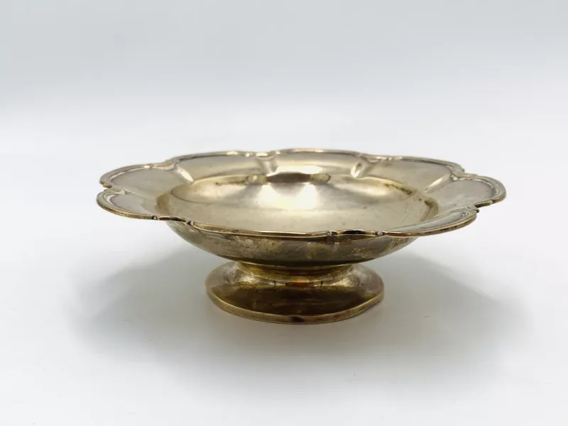 A silver dish on pedestal base, diameter 13cm, Sheffield 1944, 87g