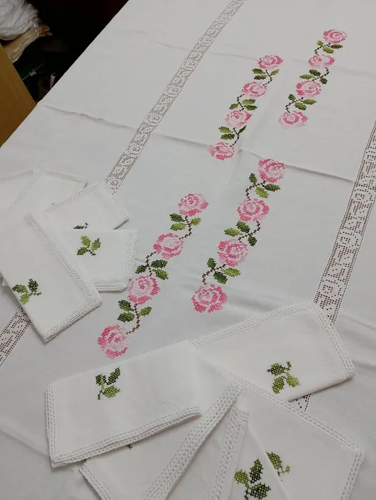 Tablecloth - 240 cm - 140 cm - Vintage cotton tablecloth hand-embroidered, with twelve napkins